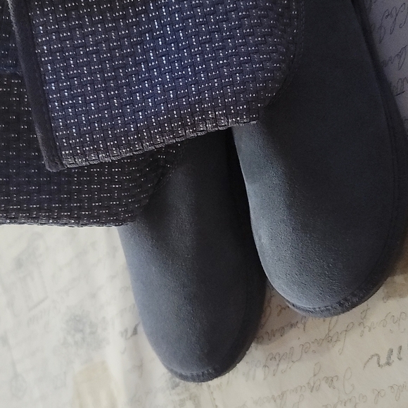 EUC Grey and Silver Skechers Short Boots Size 8 Leather Uppers - Picture 4 of 7